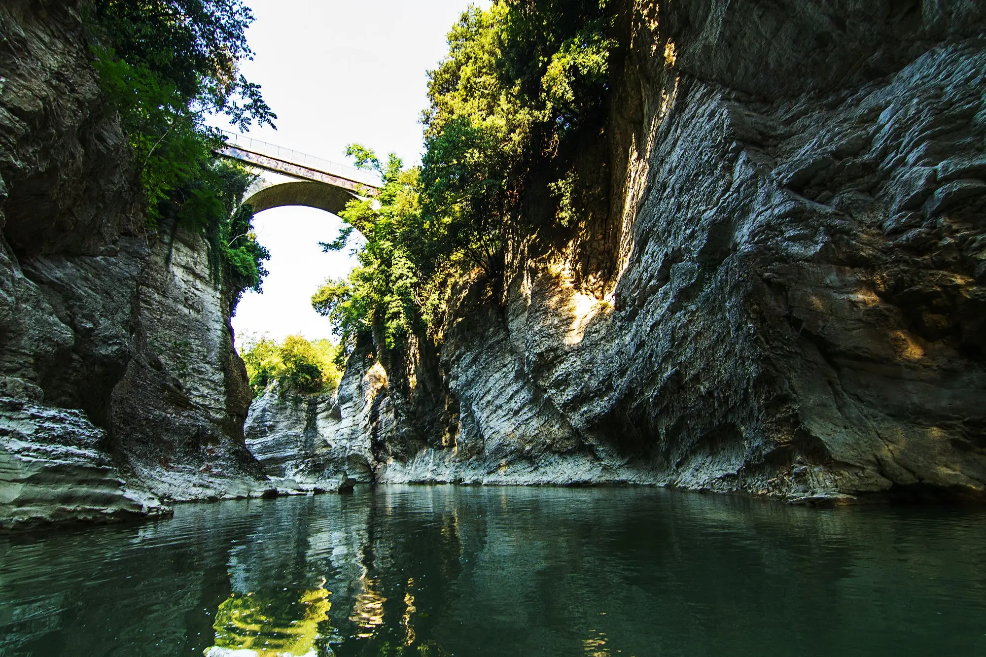 Ponte nell'area delle Marmitte dei Giganti con canoa sul fiume